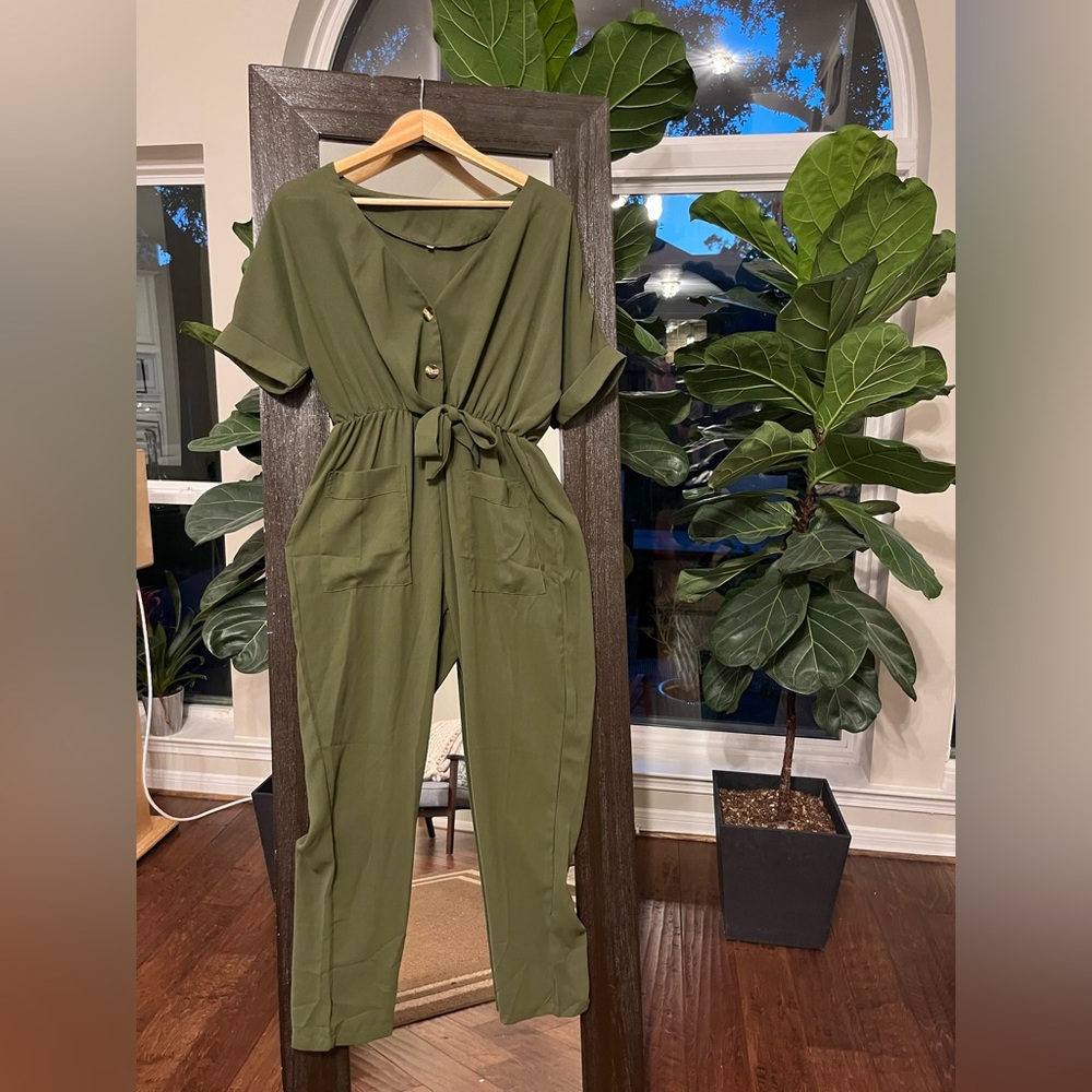 Green jumpsuit. Size: S